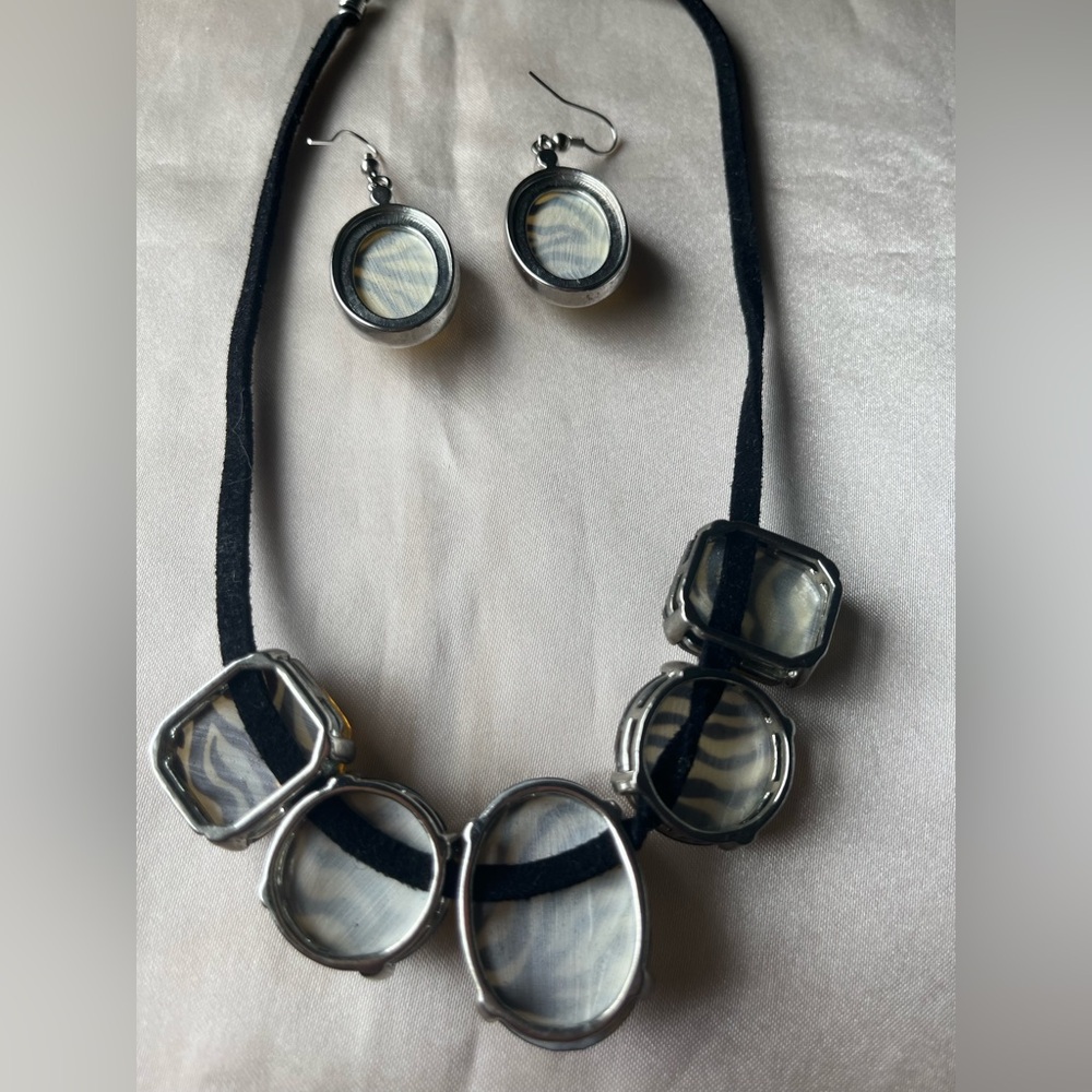 Park Lane Necklace Earring Set Tiger/Zebra Stripes Silver Tone
Black Corded - Picture 5 of 8